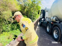 Carro bate em caminhão e colide contra pilar da trincheira em construção defronte ao Wonder Park Foz na Av. das Cataratas