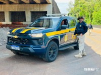 Carro bate em caminhão e colide contra pilar da trincheira em construção defronte ao Wonder Park Foz na Av. das Cataratas