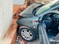 Carro bate em caminhão e colide contra pilar da trincheira em construção defronte ao Wonder Park Foz na Av. das Cataratas