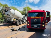 Carro bate em caminhão e colide contra pilar da trincheira em construção defronte ao Wonder Park Foz na Av. das Cataratas
