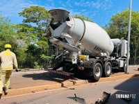 Carro bate em caminhão e colide contra pilar da trincheira em construção defronte ao Wonder Park Foz na Av. das Cataratas
