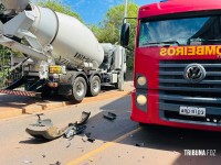 Carro bate em caminhão e colide contra pilar da trincheira em construção defronte ao Wonder Park Foz na Av. das Cataratas