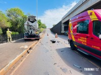 Carro bate em caminhão e colide contra pilar da trincheira em construção defronte ao Wonder Park Foz na Av. das Cataratas