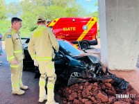 Carro bate em caminhão e colide contra pilar da trincheira em construção defronte ao Wonder Park Foz na Av. das Cataratas