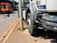 Carro bate em caminhão e colide contra pilar da trincheira em construção defronte ao Wonder Park Foz na Av. das Cataratas