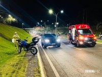 PM de folga e passageira ficam feridos após acidente entre moto e carro na Av. Paraná em Foz do Iguaçu