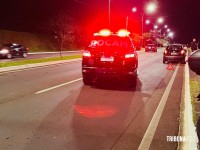PM de folga e passageira ficam feridos após acidente entre moto e carro na Av. Paraná em Foz do Iguaçu