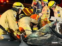 Resgate dramático: Carro bate em poste na Av. Tancredo Neves e deixa dois homens feridos