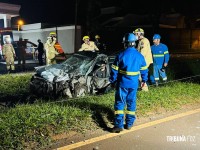 Resgate dramático: Carro bate em poste na Av. Tancredo Neves e deixa dois homens feridos