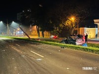 Resgate dramático: Carro bate em poste na Av. Tancredo Neves e deixa dois homens feridos