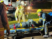 Resgate dramático: Carro bate em poste na Av. Tancredo Neves e deixa dois homens feridos