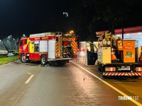 Resgate dramático: Carro bate em poste na Av. Tancredo Neves e deixa dois homens feridos