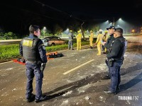 Resgate dramático: Carro bate em poste na Av. Tancredo Neves e deixa dois homens feridos