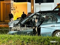 Resgate dramático: Carro bate em poste na Av. Tancredo Neves e deixa dois homens feridos