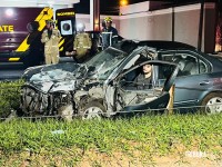 Resgate dramático: Carro bate em poste na Av. Tancredo Neves e deixa dois homens feridos