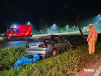Resgate dramático: Carro bate em poste na Av. Tancredo Neves e deixa dois homens feridos