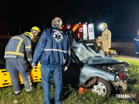 Resgate dramático: Carro bate em poste na Av. Tancredo Neves e deixa dois homens feridos