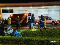 Resgate dramático: Carro bate em poste na Av. Tancredo Neves e deixa dois homens feridos