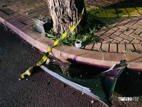 Resgate dramático: Carro bate em poste na Av. Tancredo Neves e deixa dois homens feridos