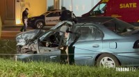 Resgate dramático: Carro bate em poste na Av. Tancredo Neves e deixa dois homens feridos