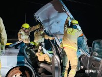 Resgate dramático: Carro bate em poste na Av. Tancredo Neves e deixa dois homens feridos