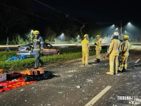 Resgate dramático: Carro bate em poste na Av. Tancredo Neves e deixa dois homens feridos