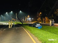 Resgate dramático: Carro bate em poste na Av. Tancredo Neves e deixa dois homens feridos