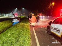 Resgate dramático: Carro bate em poste na Av. Tancredo Neves e deixa dois homens feridos