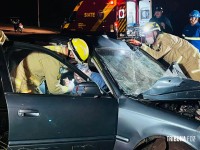 Resgate dramático: Carro bate em poste na Av. Tancredo Neves e deixa dois homens feridos