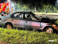 Resgate dramático: Carro bate em poste na Av. Tancredo Neves e deixa dois homens feridos