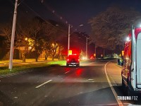 Resgate dramático: Carro bate em poste na Av. Tancredo Neves e deixa dois homens feridos
