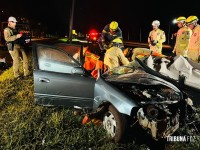 Resgate dramático: Carro bate em poste na Av. Tancredo Neves e deixa dois homens feridos