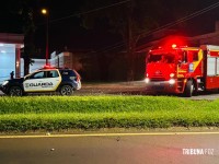 Resgate dramático: Carro bate em poste na Av. Tancredo Neves e deixa dois homens feridos