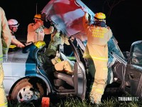 Resgate dramático: Carro bate em poste na Av. Tancredo Neves e deixa dois homens feridos