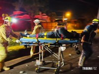 Resgate dramático: Carro bate em poste na Av. Tancredo Neves e deixa dois homens feridos