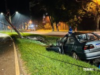 Resgate dramático: Carro bate em poste na Av. Tancredo Neves e deixa dois homens feridos
