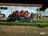 Resgate dramático: Carro bate em poste na Av. Tancredo Neves e deixa dois homens feridos