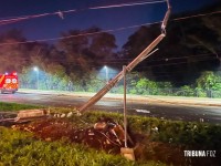 Resgate dramático: Carro bate em poste na Av. Tancredo Neves e deixa dois homens feridos