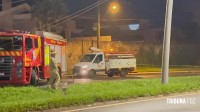Resgate dramático: Carro bate em poste na Av. Tancredo Neves e deixa dois homens feridos