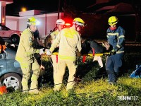 Resgate dramático: Carro bate em poste na Av. Tancredo Neves e deixa dois homens feridos