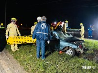 Resgate dramático: Carro bate em poste na Av. Tancredo Neves e deixa dois homens feridos