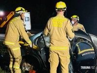 Resgate dramático: Carro bate em poste na Av. Tancredo Neves e deixa dois homens feridos