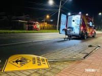 Resgate dramático: Carro bate em poste na Av. Tancredo Neves e deixa dois homens feridos