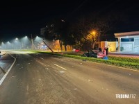 Resgate dramático: Carro bate em poste na Av. Tancredo Neves e deixa dois homens feridos