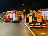Resgate dramático: Carro bate em poste na Av. Tancredo Neves e deixa dois homens feridos