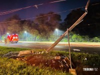 Resgate dramático: Carro bate em poste na Av. Tancredo Neves e deixa dois homens feridos