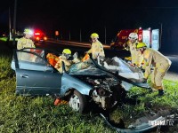 Resgate dramático: Carro bate em poste na Av. Tancredo Neves e deixa dois homens feridos