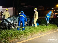 Resgate dramático: Carro bate em poste na Av. Tancredo Neves e deixa dois homens feridos