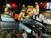 Resgate dramático: Carro bate em poste na Av. Tancredo Neves e deixa dois homens feridos