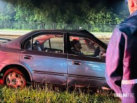 Resgate dramático: Carro bate em poste na Av. Tancredo Neves e deixa dois homens feridos